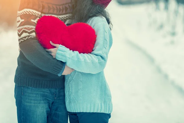 Jovem Casal Segurando Grande Coração Vermelho Campo Nevado — Fotografia de Stock