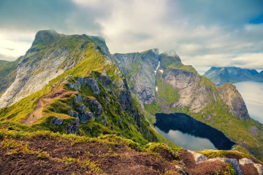 Dağın üzerinden fiyort hava görünümünü. Reine, Norveç. Güzel doğa
