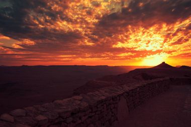 Çöl üzerinde güzel dramatik gün batımı
