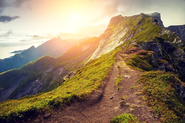 Berglandschap Bij Zonsondergang Prachtige Natuur Van Noorwegen Rand Van Een — Stockfoto