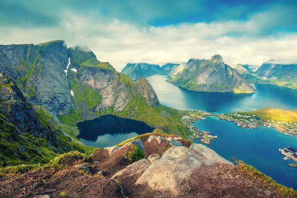 山からフィヨルドの眺め レーヌ ノルウェー 美しい自然 — ストック写真