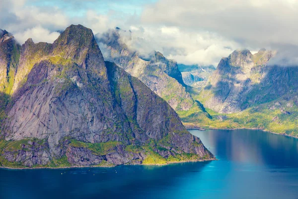Widok Fiord Góry Reine Norwegia Piękna Dzikiej Przyrody — Zdjęcie stockowe
