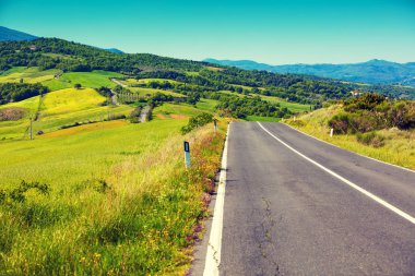 Yol çim alanlar arasında. Tuscany manzara. Güzel kırsal
