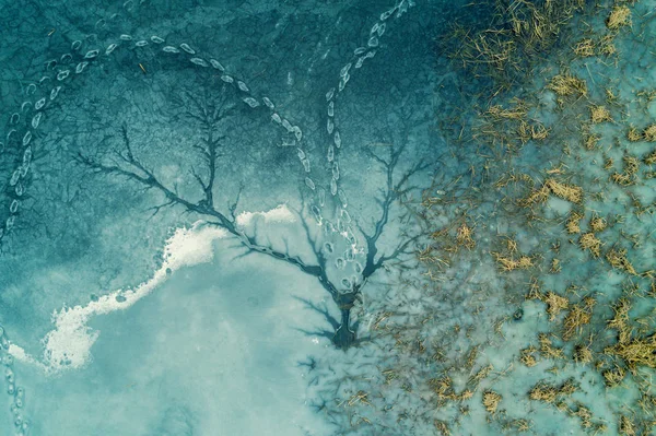 Abstrakter Natürlicher Eisiger Hintergrund Zugefrorener See Muster Auf Der Oberfläche — Stockfoto