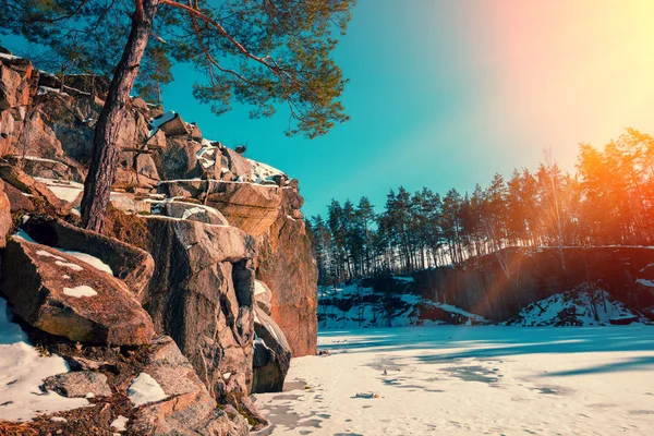 Kış Doğa Donmuş Göl Kıyısındaki Kayalık Granit Güneşli Bir Gün — Stok fotoğraf