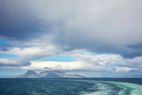 Vid Horisonten Klippor Havet Vackert Stenigt Havslandskap Med Dramatisk Molnig — Stockfoto