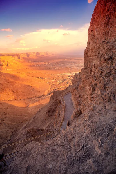 山の風景 早朝の砂漠 砂漠の上で日の出 イスラエル マサダ要塞への道 — ストック写真