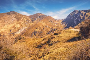 Güneşli bir günde dağlık kayalık bir arazi. Cantabrian Dağları. Picos de Europa Ulusal Parkı, İspanya