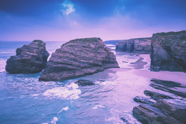 Skalnaté Pobřeží Při Východu Slunce Beach Playa Las Catedrales Praia — Stock fotografie