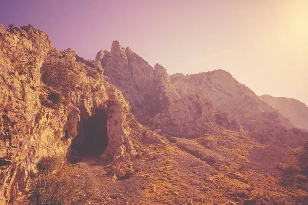 Blick Auf Die Wunderschöne Berglandschaft Durch Die Windschutzscheibe Einem Sonnigen — Stockfoto