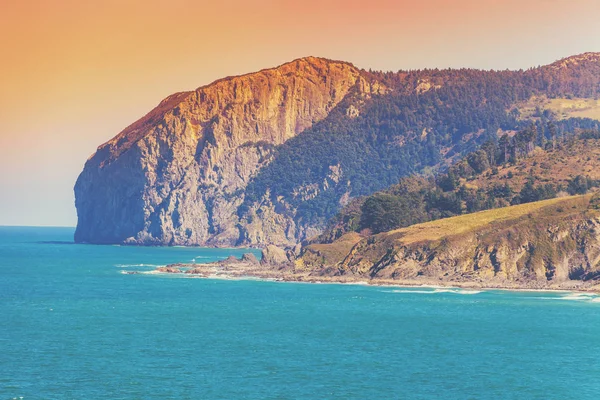 ガズテルガツェ島の近くの岩の海岸 スペインバスク州ビスケー湾 — ストック写真