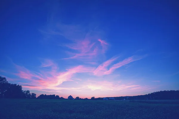 Paisagem Rural Noite Sob Luz Pôr Sol Silhueta Aldeia Horizonte — Fotografia de Stock