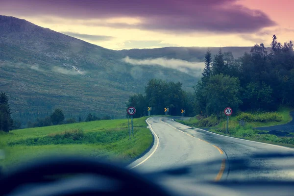 산길에서 운전하고 있어요 험준하고 구름낀 사이의 노르웨이의 아름다운 — 스톡 사진