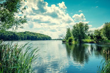 Suyun üzerinde güzel bir yansıması olan göl manzarası. Kırsal yaz manzarası