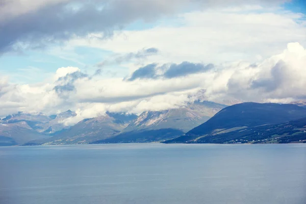 水平線の島 海の岩 劇的な曇りの空と美しい岩の海の風景 ノルウェーの野生自然 — ストック写真
