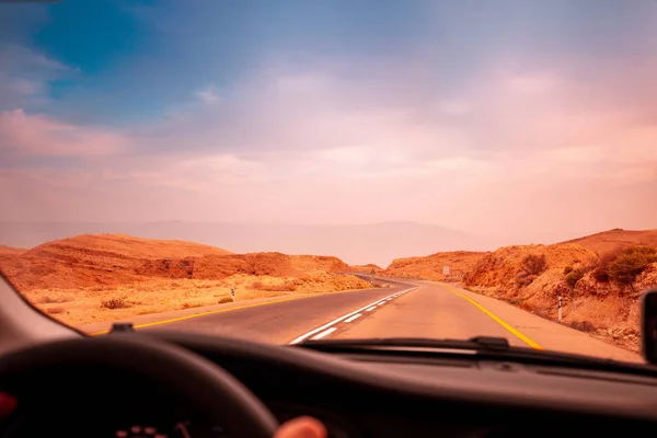 在以色列山路开车 沙漠景观 空荡荡的路 从山景的小轿车上看 夕阳西下的天空非常壮观 以色列 — 图库照片