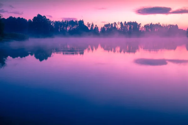 Gölün Üzerinde Büyülü Bir Gündoğumu Suyun Üzerinde Güzel Bir Yansıması — Stok fotoğraf