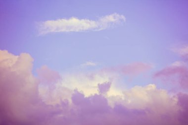 Gün batımında renkli bulutlu bir gökyüzü. Gökyüzü dokusu, soyut doğa arkaplanı. Gradyan rengi