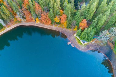 Ukrayna 'nın Karpat Dağları' ndaki Synevyr Gölü 'nün havadan görünüşü. Transcarpathian bölgesindeki Synevyr Polyana Ulusal Parkı. Ukrayna, Avrupa