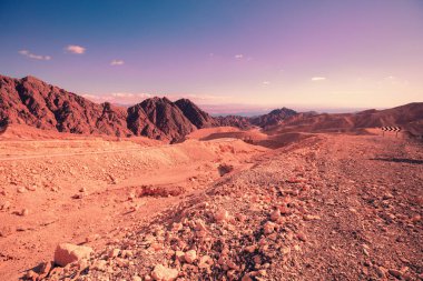 Arabadan görüntü. Dağ doğa manzarası. Sabahın köründe çöl. Dağlarda güzel bir gün doğumu. Negev Çölü. Tabiat İsrail.