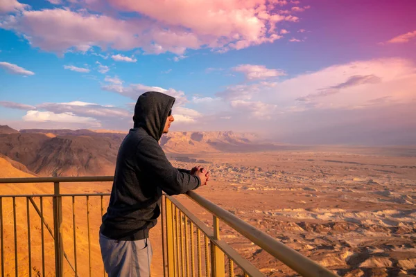 Jongeman Een Uitkijkpunt Berg Masada Staren Zonsopgang Woestijn Man Die — Stockfoto