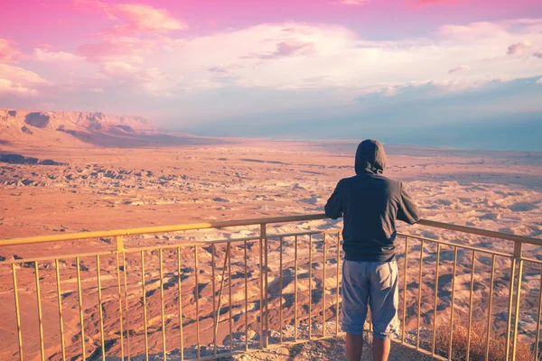 Jongeman Een Uitkijkpunt Berg Masada Staren Zonsopgang Woestijn Man Die — Stockfoto