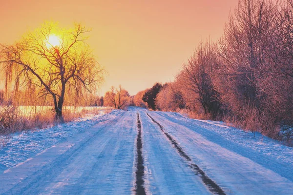 Ländliche Winterlandschaft Bei Sonnenaufgang Landstraße Mit Schnee Bedeckt — Stockfoto