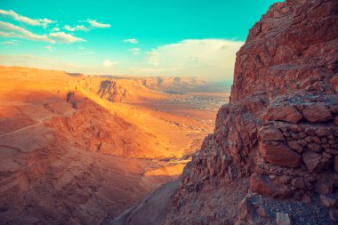 İsrail 'deki Masada kalesinden dağ çölü manzarası