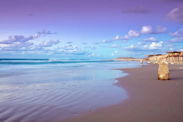 Ηλιοβασίλεμα Στην Παραλία Βραδιά Στην Άδεια Παραλία Στην Καισάρεια Ισραήλ — Φωτογραφία Αρχείου