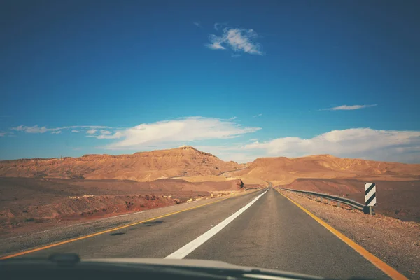在以色列山路开车 沙漠景观 空荡荡的路在阳光灿烂的日子里 从汽车上眺望山水的景色 以色列 — 图库照片