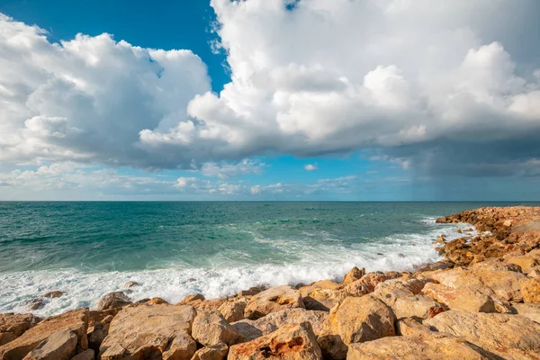 Orilla Rocosa Día Soleado Mar Con Hermoso Cielo Nublado — Foto de Stock