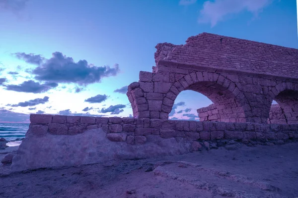Akwedukt Starożytnym Cezarei Miasta Zachodzie Słońca Trendy Fioletowy Kolor — Zdjęcie stockowe