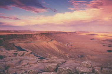 Çölde güzel dramatik bir gün batımı. Doğa manzarası. Makhtesh Ramon Krateri, İsrail