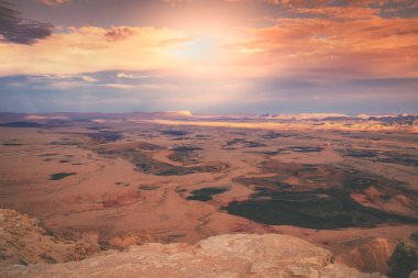 Çölde güzel dramatik bir gün batımı. Doğa manzarası. Makhtesh Ramon Krateri, İsrail