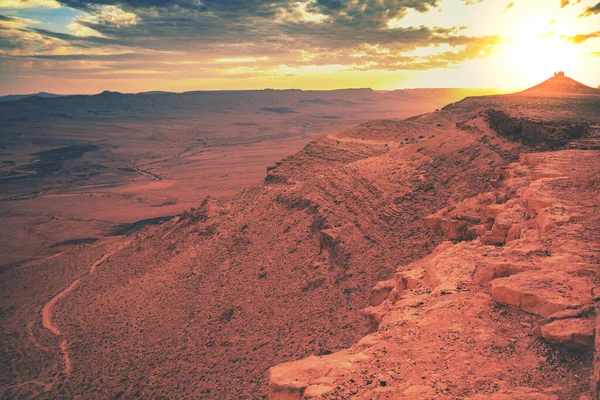 Vacker Dramatisk Solnedgång Över Öknen Naturlandskap Makhtesh Ramon Crater Israel — Stockfoto