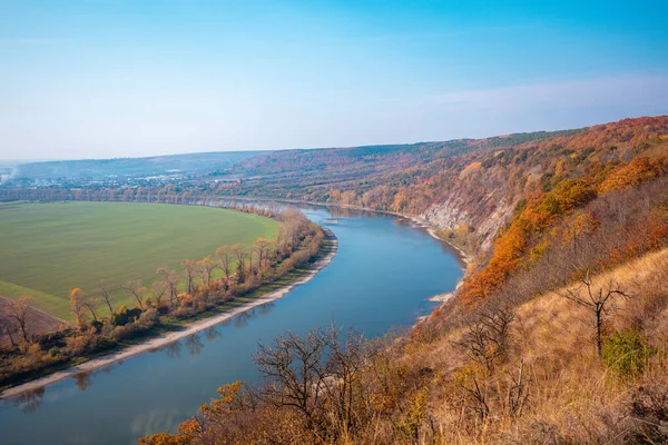 Krajobraz Jesienny Rzeka Wysokim Skalistym Prawym Brzegiem Zielona Łąka Lewym — Zdjęcie stockowe