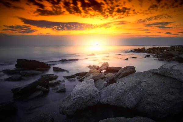 夜明けの野生の岩の多いビーチ 長時間露光 — ストック写真