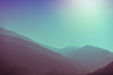Sabahın erken saatlerinde dağların silueti. Sonbaharda dağların manzarası. Güzel doğa manzarası. Karpat Dağları. Ukrayna