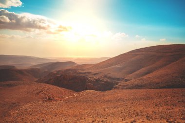 Dağ doğa manzarası. Sabahın köründe çöl. Dağlarda güzel bir gün doğumu. Judaean Çölü. Arkasında dağlar olan vadi manzarası. Tabiat İsrail.