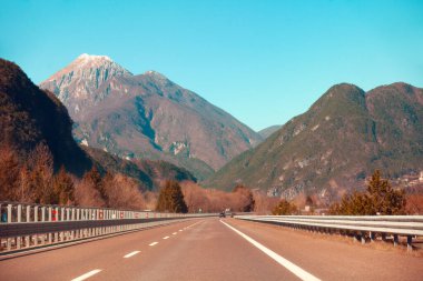 Güneşli bir günde güzel bir dağ manzarasının ön camdan görünüşü. Picos de Europa Ulusal Parkı 'ndaki dağlık viraj yolunda araba kullanmak. Cantabria, İspanya, Avrupa