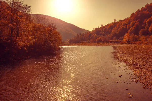 Rio Montanha Com Uma Costa Rochosa Pôr Sol Dourado Bela — Fotografia de Stock