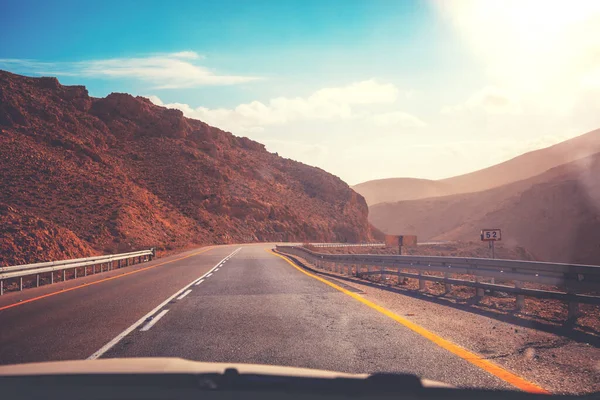 开车在山路上 沙漠景观 从阿拉德到死海的路在阳光灿烂的日子里 从汽车上眺望山水的景色 以色列 — 图库照片