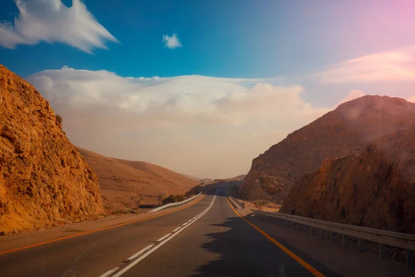 开车在山路上 沙漠景观 从阿拉德到死海的路在阳光灿烂的日子里 从汽车上眺望山水的景色 以色列 — 图库照片