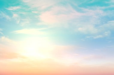 Gün batımında renkli bulutlu bir gökyüzü. Rengi değişmiş. Gökyüzü dokusu. Soyut doğa arkaplanı