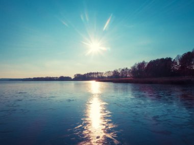 Akşamları donmuş göl. Doğa manzarası