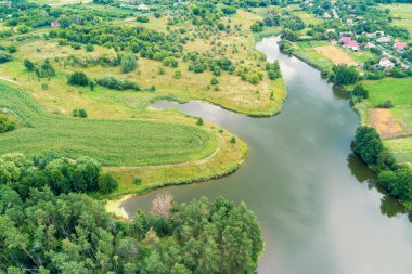 Yazın kırsal alan. Kırsal alan, yeşil tarlalar ve göl manzarası