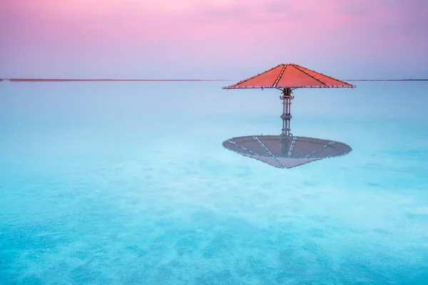 Praia Mar Morto Guarda Sol Água Paisagem Minimalista — Fotografia de Stock