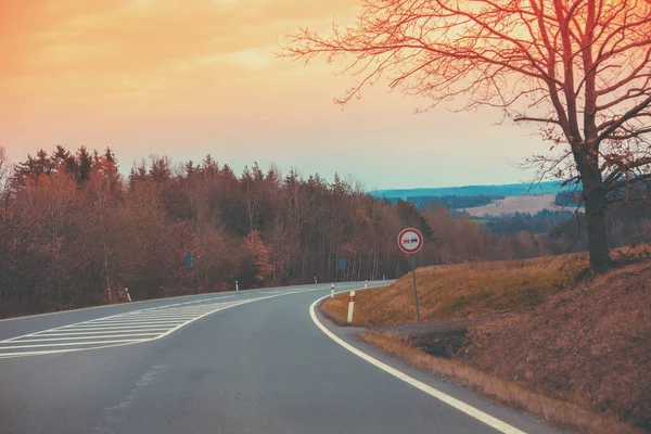 Autorijden Een Bergweg Lege Weg Ochtend Het Voorjaar Uitzicht Vanuit — Stockfoto