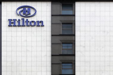 Bir Hilton otelinin cephe