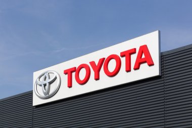 Bir cephe logosuna Toyota